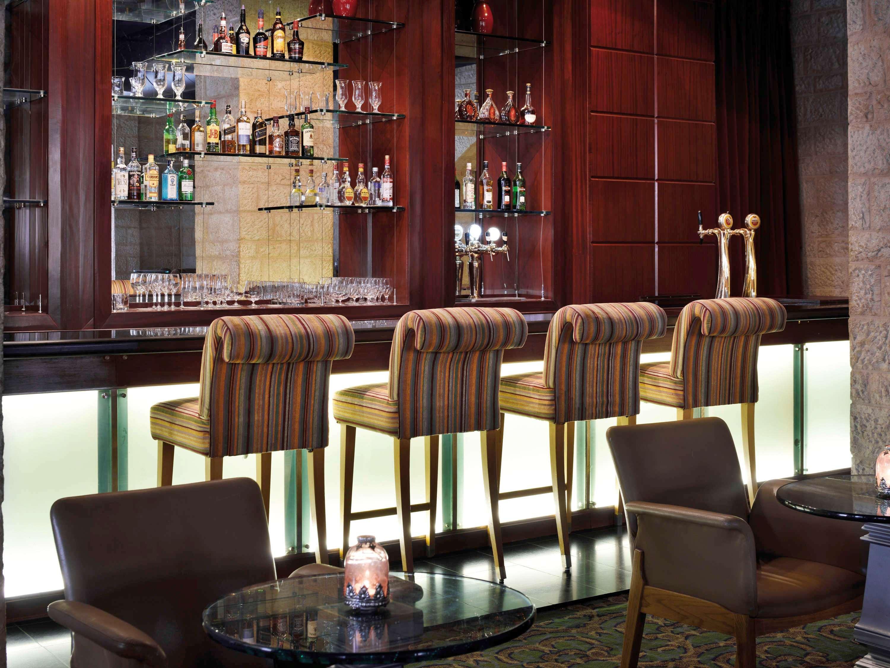 Moevenpick Resort & Residences Aqaba Exterior photo The bar at the lobby