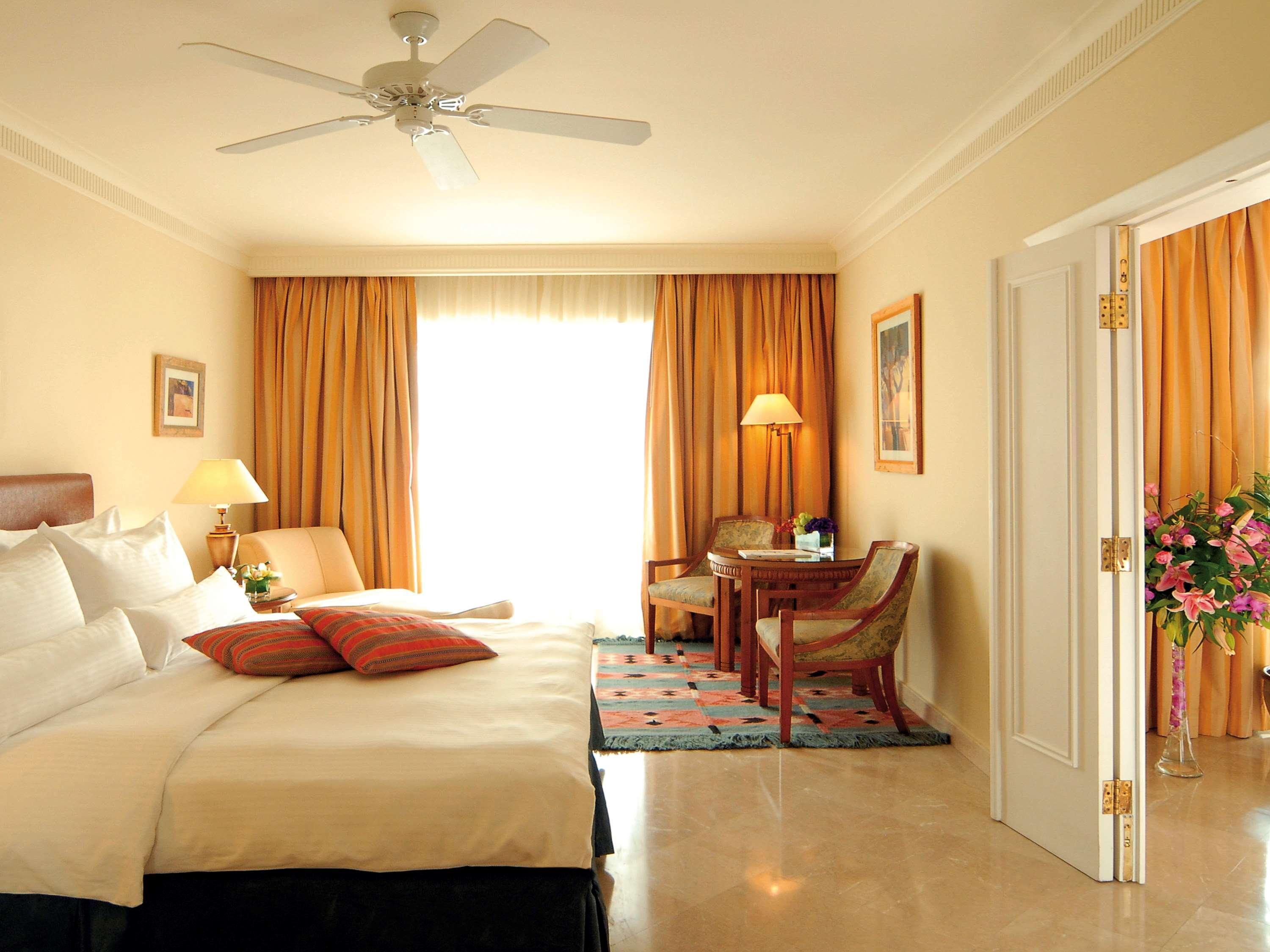 Moevenpick Resort & Residences Aqaba Exterior photo A room at the hotel