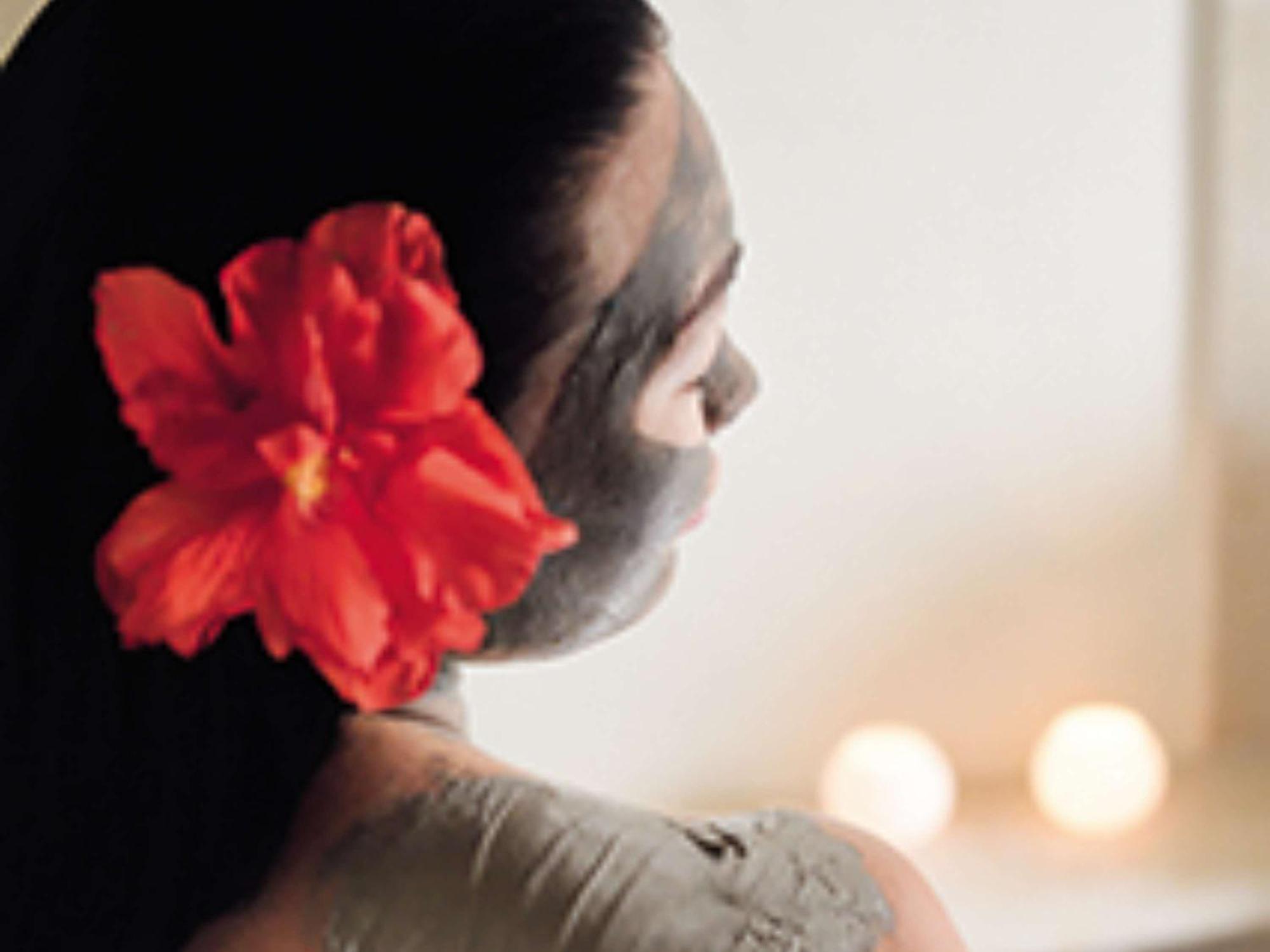 Moevenpick Resort & Residences Aqaba Exterior photo A woman with a mud mask