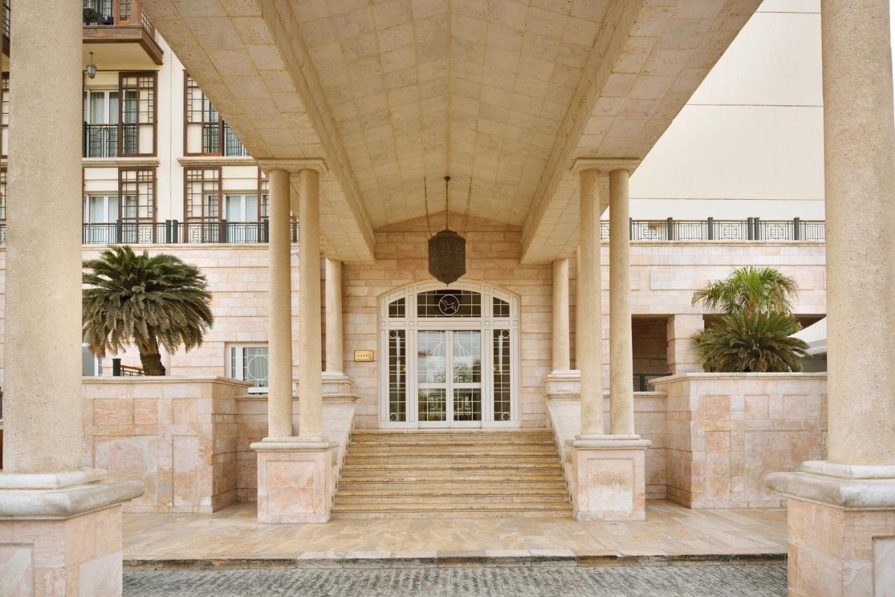 Moevenpick Resort & Residences Aqaba Exterior photo Entrance of the hotel