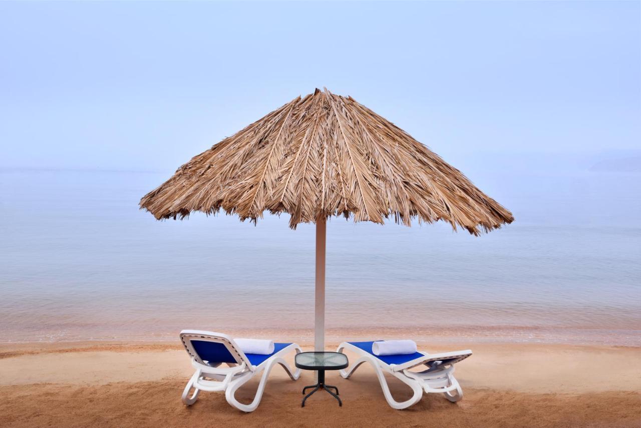 Moevenpick Resort & Residences Aqaba Exterior photo Beach umbrella